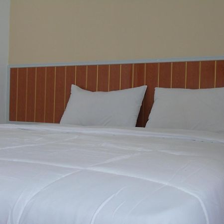 Hotel Permata Zamrud Cirebon Quarto foto